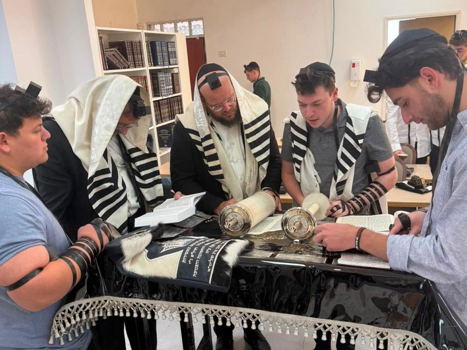 Talmidim and a Rebbi around the Torah reading